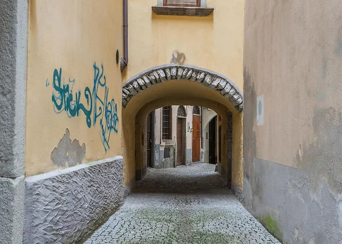 Near Maggiore And Borromean Isles * 因特拉