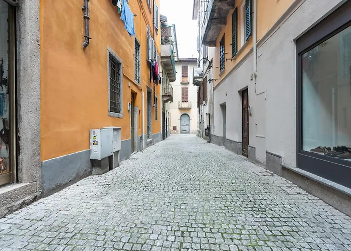 Near Maggiore And Borromean Isles * 因特拉